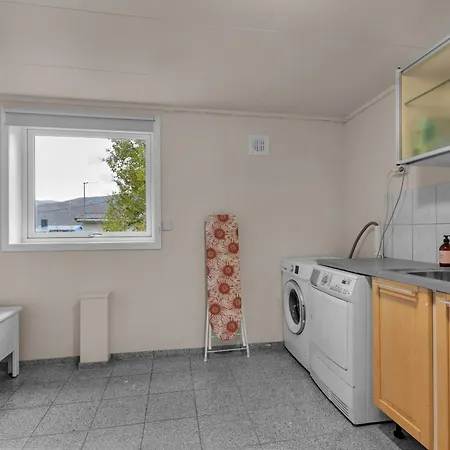Stort Hus Med Mange Soverom Sentralt I * Tromso