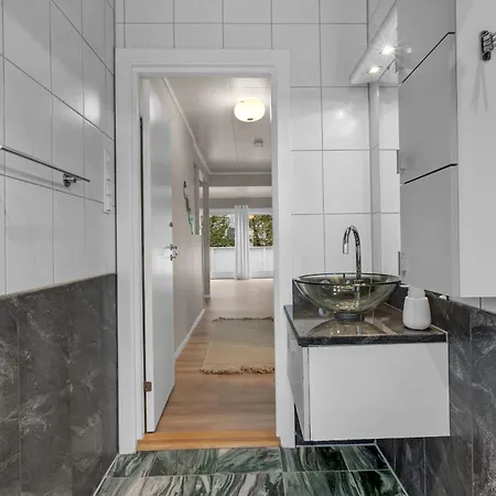 Stort Hus Med Mange Soverom Sentralt I Holiday home *