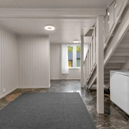 Stort Hus Med Mange Soverom Sentralt I Holiday home Tromso