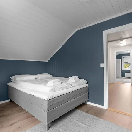 Stort Hus Med Mange Soverom Sentralt I