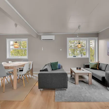 Stort Hus Med Mange Soverom Sentralt I Holiday home Tromso