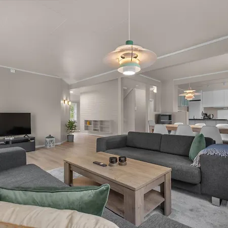 Stort Hus Med Mange Soverom Sentralt I