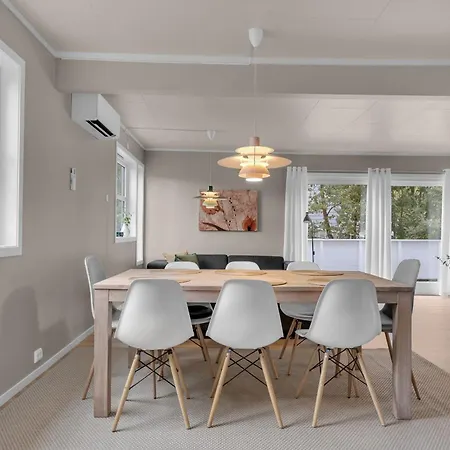 Stort Hus Med Mange Soverom Sentralt I Holiday home