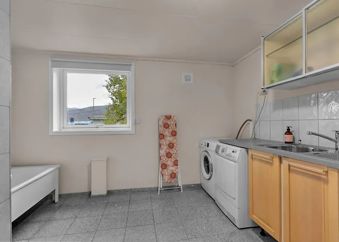 Northstay - Grimsby House, Free Parking, Sauna, Sleeps 16 * Tromsø