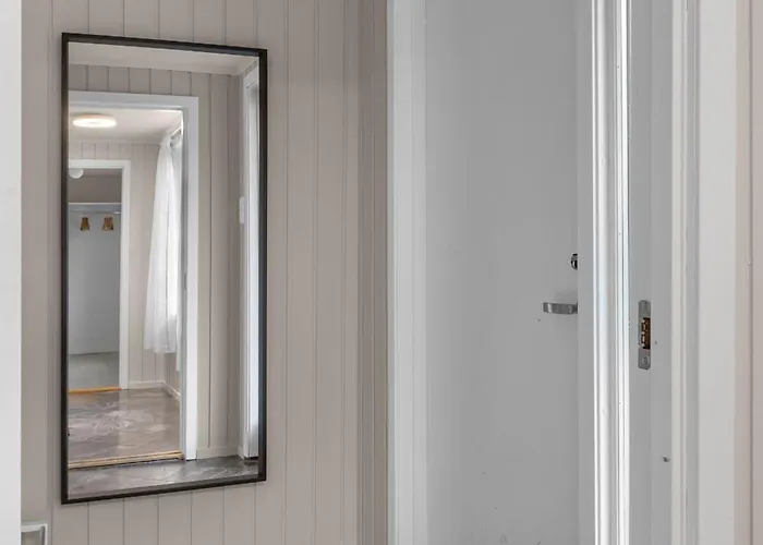 Northstay - Grimsby House, Free Parking, Sauna, Sleeps 16