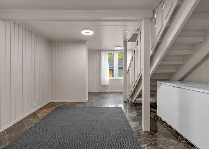 Northstay - Grimsby House, Free Parking, Sauna, Sleeps 16 Hébergement de vacances Tromsø