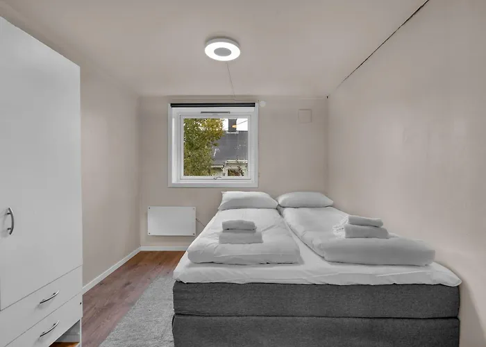 Northstay - Grimsby House, Free Parking, Sauna, Sleeps 16