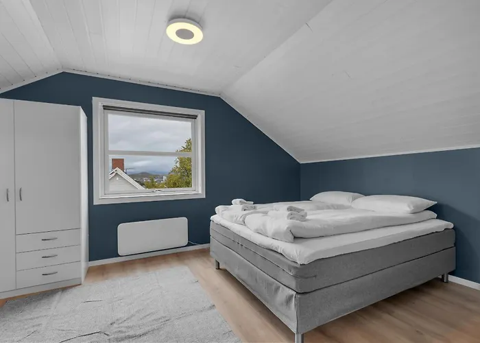 Dom wakacyjny Northstay - Grimsby House, Free Parking, Sauna, Sleeps 16 *