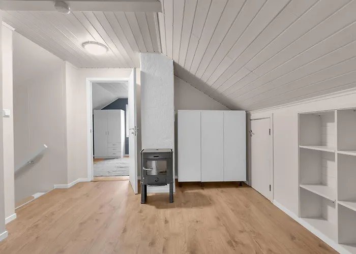 Northstay - Grimsby House, Free Parking, Sauna, Sleeps 16 * Tromsø