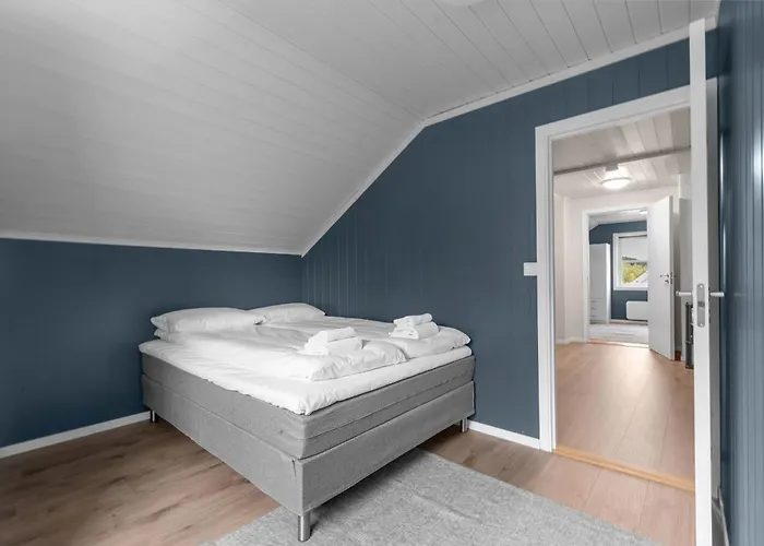 Northstay - Grimsby House, Free Parking, Sauna, Sleeps 16
