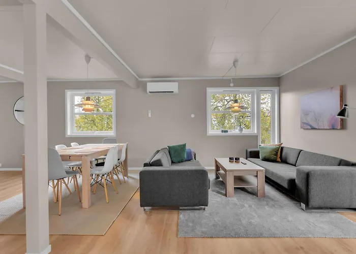 Northstay - Grimsby House, Free Parking, Sauna, Sleeps 16 Casa de Férias Tromsø