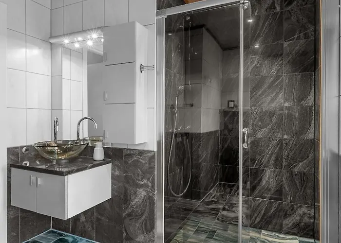 Dom wakacyjny Northstay - Grimsby House, Free Parking, Sauna, Sleeps 16 Tromsø