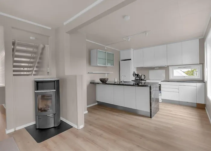 Northstay - Grimsby House, Free Parking, Sauna, Sleeps 16 *