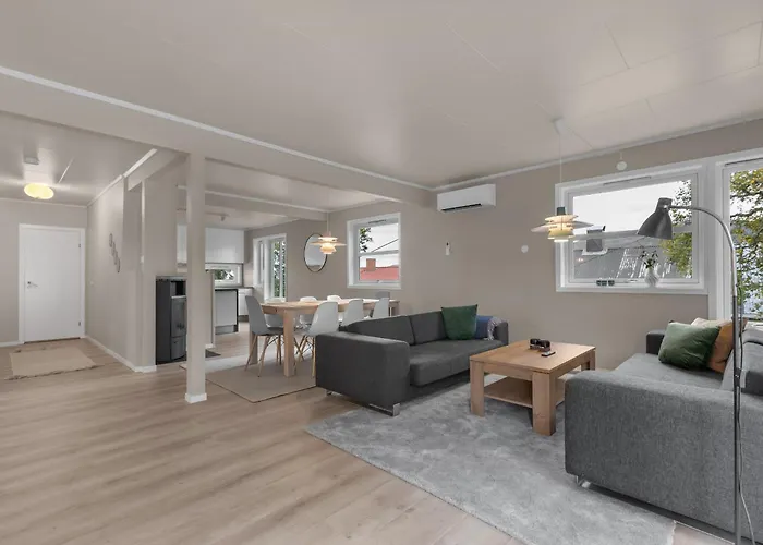 Northstay - Grimsby House, Free Parking, Sauna, Sleeps 16 Casa de Férias Tromsø