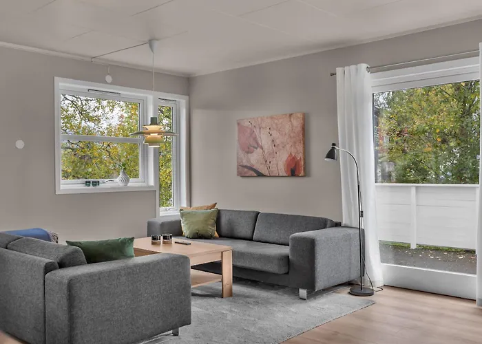 Dom wakacyjny Northstay - Grimsby House, Free Parking, Sauna, Sleeps 16 Tromsø